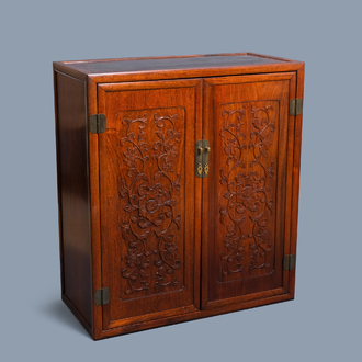 Une armoire à deux portes aux panneaux sculptés à décor floral en bois, Chine, 19ème